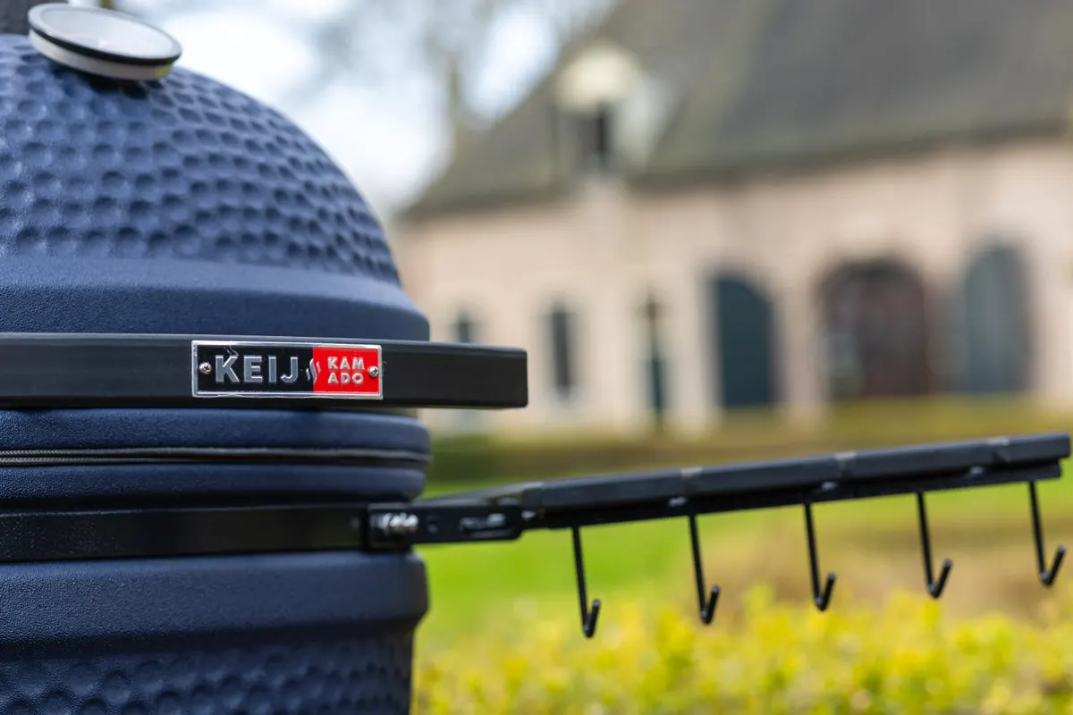 Keij Kamado keramische barbecue in een tuin